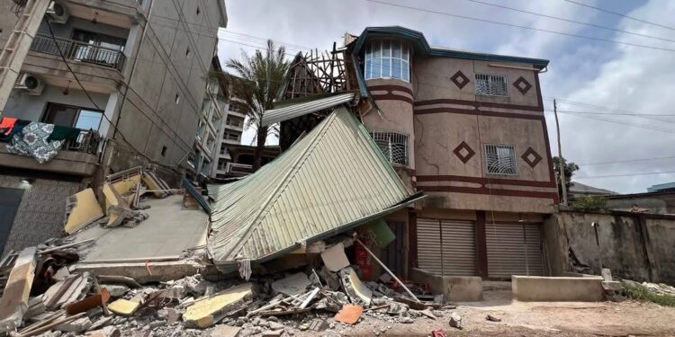 Effondrement d’un duplex à Lambanyi: la peur gagne les habitants face aux maisons fissurées