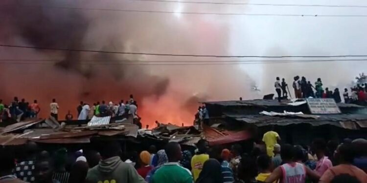 Incendie au grand marché de Nzérékoré : d’importants dégâts redoutés 