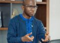 L’OGP réagit: « NB, le DG Aladji Cellou en boubou bleu lors de ses échanges… »