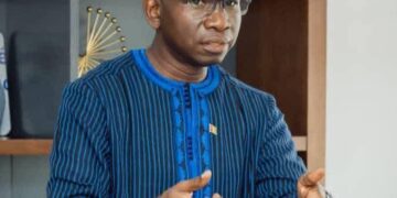 L’OGP réagit: « NB, le DG Aladji Cellou en boubou bleu lors de ses échanges… »