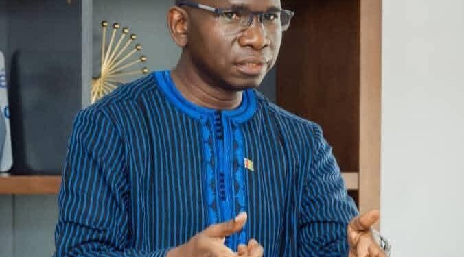 L’OGP réagit: « NB, le DG Aladji Cellou en boubou bleu lors de ses échanges… »