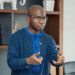 L’OGP réagit: « NB, le DG Aladji Cellou en boubou bleu lors de ses échanges… »