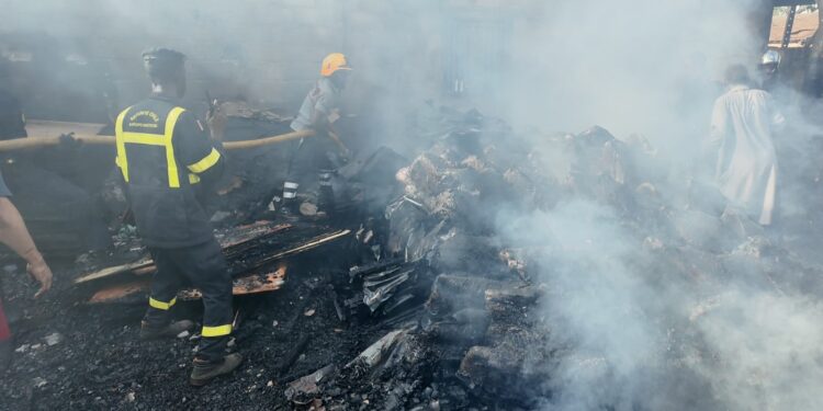 Incendie à Wanindara : deux ateliers de tapisserie réduits en cendres, des pertes estimées à 330 millions GNF