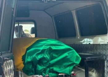 Recouvert du drapeau national: le cercueil de Hadja Andrée Touré est arrivé à Conakry