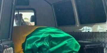 Recouvert du drapeau national: le cercueil de Hadja Andrée Touré est arrivé à Conakry