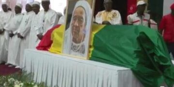 Obsèques de Hadja Andrée Touré : la Nation lui rend un dernier hommage au Palais du Peuple