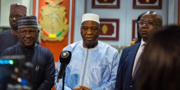 Abdul Samad Rabiu et le président Doumbouya « ont lancé à leurs équipes de travailler rapidement ensemble pour arriver à un résultat concret », déclare le ministre Morissanda
