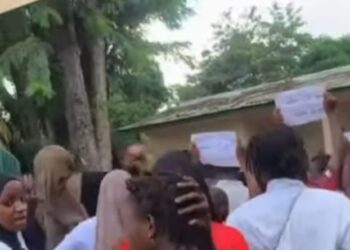 Des candidats au Bac manifestent devant le tribunal de Kindia et demandent la libération des élèves emprisonnés