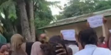 Des candidats au Bac manifestent devant le tribunal de Kindia et demandent la libération des élèves emprisonnés