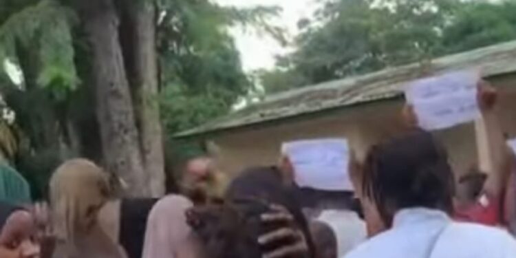Des candidats au Bac manifestent devant le tribunal de Kindia et demandent la libération des élèves emprisonnés