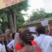 Des candidats au Bac manifestent devant le tribunal de Kindia et demandent la libération des élèves emprisonnés
