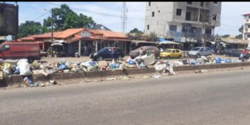 Dépôt sauvages d’ordures à Simbaya 1 : le chef de quartier dénonce l’incivisme sur la Route Le Prince et annonce des sanctions