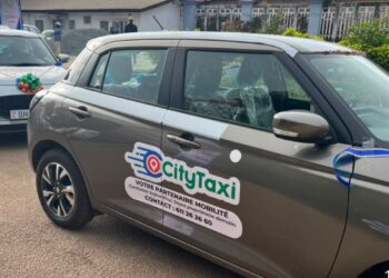 Le ministre Ousmane Gaoual Diallo remet les premiers taxis urbains aux bénéficiaires du programme de leasing