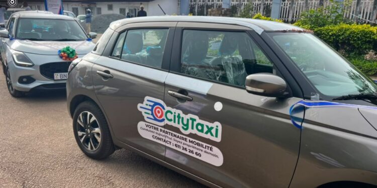 Le ministre Ousmane Gaoual Diallo remet les premiers taxis urbains aux bénéficiaires du programme de leasing