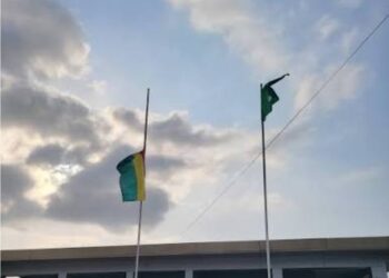Décès de Hadja Andrée Touré : le président ordonne la mise en berne du drapeau