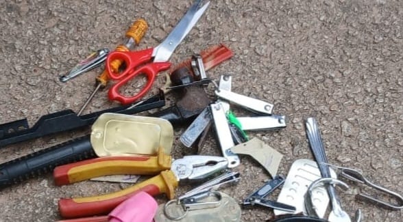 Kindia : ciseaux, marteaux ….et pinces retrouvés lors d’une opération de fouille à la maison centrale