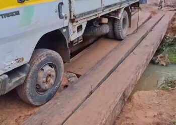 N’Zérékoré : le pont en bois reliant Palé aux villages voisins s’affaisse