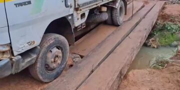 N’Zérékoré : le pont en bois reliant Palé aux villages voisins s’affaisse