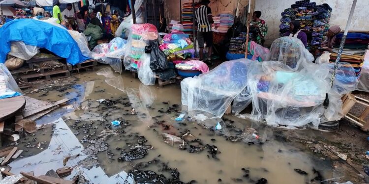 Marché de Madina : les commerçantes dénoncent l’insalubrité en cette saison des pluies