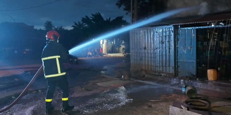 Incendie électrique à Morykanteah (Conakry) : la colère des citoyens face au retard des sapeurs-pompiers