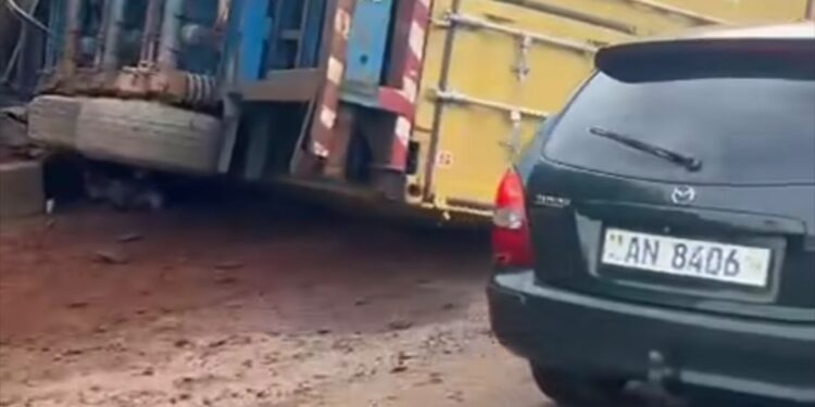 Axe Tombolia-Dabompa : un camion remorque se renverse et perturbe fortement la circulation