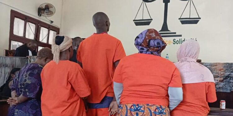 Vol aggravé à Kindia : quatre femmes condamnées, le parquet saisit la Cour d’appel