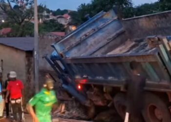 Daka 1 (Labé) : un camion-benne termine sa course dans une concession