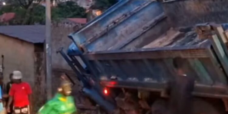 Daka 1 (Labé) : un camion-benne termine sa course dans une concession