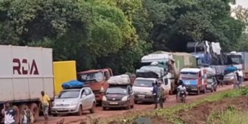 Axe Labé-Conakry : une importante file de camions formée à Holladé