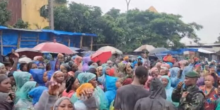 Marché Enco 5 : des commerçantes manifestent contre les tarifs des nouvelles places