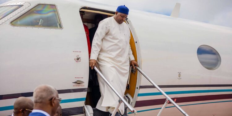 Guinée-Gambie : le président Adama Barrow reçu au palais M5