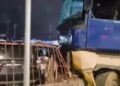 SIG Madina : un camion percute un arbre et endommage plusieurs véhicules