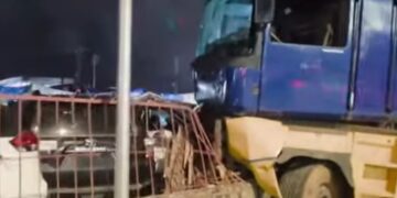 SIG Madina : un camion percute un arbre et endommage plusieurs véhicules