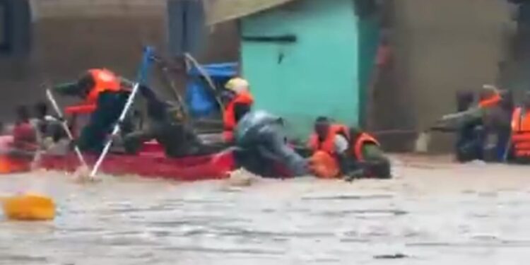 Coyah : la Protection civile au secours des habitants piégés par les eaux