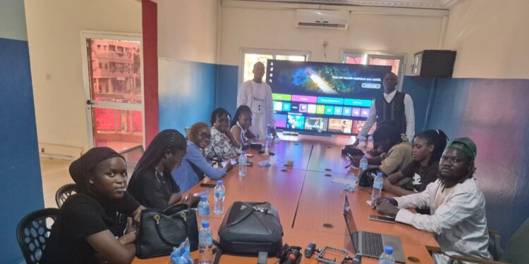 CIS Médias : les journalistes apprennent à « préparer, tourner, monter et finaliser un sujet à partir d’un simple téléphone portable »