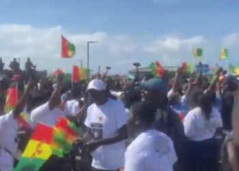 Drapeaux, musique et mobilisation : Conakry attend Mamadi Doumbouya