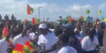 Drapeaux, musique et mobilisation : Conakry attend Mamadi Doumbouya