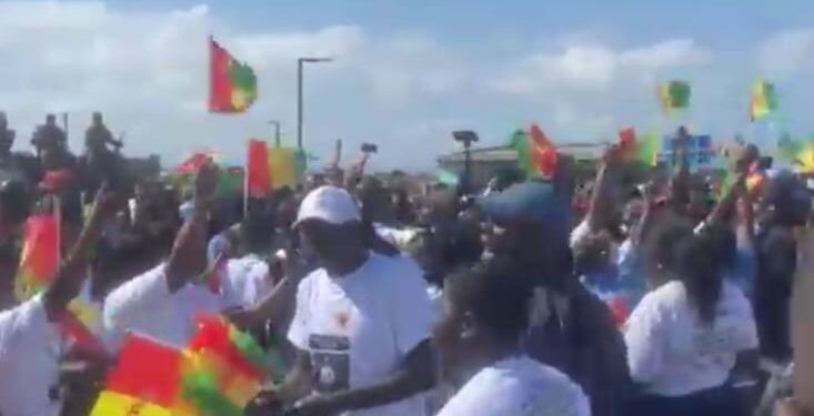 Drapeaux, musique et mobilisation : Conakry attend Mamadi Doumbouya