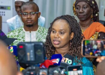 « Le gouvernement a fait le choix solidaire de maintenir le carburant à 12 000 GNF », précise la ministre Mariama Ciré Sylla
