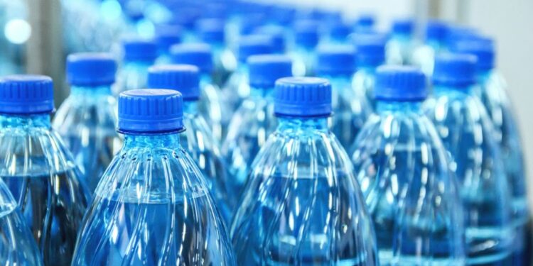 Eau minérale : le gouvernement fixe de nouveaux prix plafonds