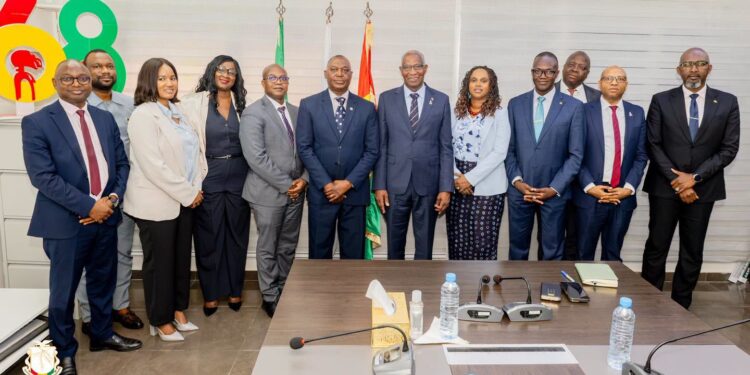Coopération financière : le Premier ministre s&rsquo;entretient avec une mission de la Banque africaine de développement