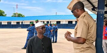 Réinsertion sociale des détenus : une photo du ministère de la Justice révèle la présence d’Aliou Bah à Sonfonia