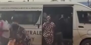 Le brigadier Mamady Oulare suspendu pour le transport de passagers à bord d’un minibus pénitentiaire