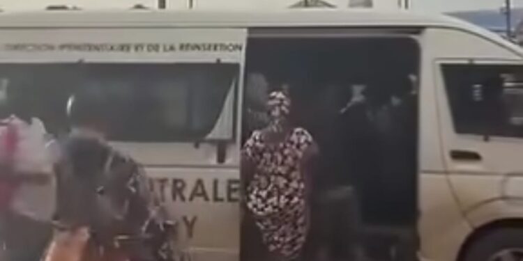 Le brigadier Mamady Oulare suspendu pour le transport de passagers à bord d’un minibus pénitentiaire
