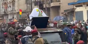 Déclassement foncier à Wanindara : liesse populaire et bain de foule surprise pour le général Mamadi Doumbouya