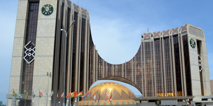 La BIDC accorde une ligne de crédit renouvelable de 25 millions de dollars à Topaz Multi-Industries SA pour dynamiser l’industrie manufacturière en Guinée