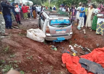 Kindia : une collision entre un poids lourd et un minibus fait un mort et plusieurs blessés à Koliagbé