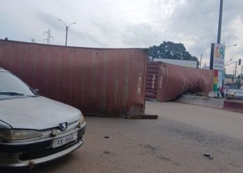 Hamdallaye : un camion se renverse au carrefour Concasseur et provoque un énorme embouteillage