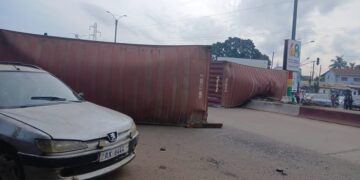 Hamdallaye : un camion se renverse au carrefour Concasseur et provoque un énorme embouteillage