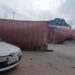 Hamdallaye : un camion se renverse au carrefour Concasseur et provoque un énorme embouteillage